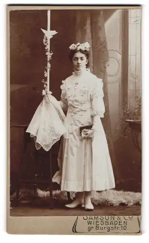 Fotografie Samson & Co., Wiesbaden, gr. Burgstr. 10, Mädchen im weissen Kommunionskleid mit langer Kerze in der Hand