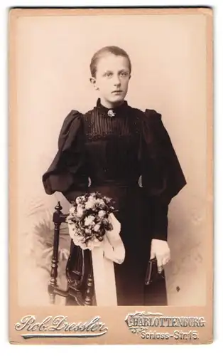 Fotografie Rob. Dressler, Charlottenburg, Schloss-Str. 15, Portrait Mädchen im schwarzen Kommunionskleid mit Strauss