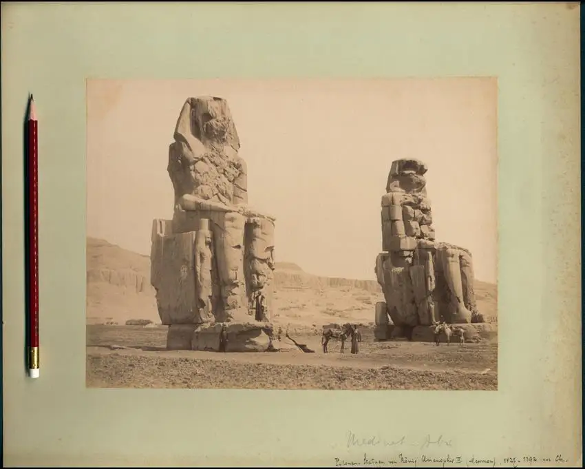 Fotografie unbekannter Fotograf, Ansicht Theben/Ägypten, Memnonkolosse Pylonen-Statuen von Pharao / König Amenophis III. 0