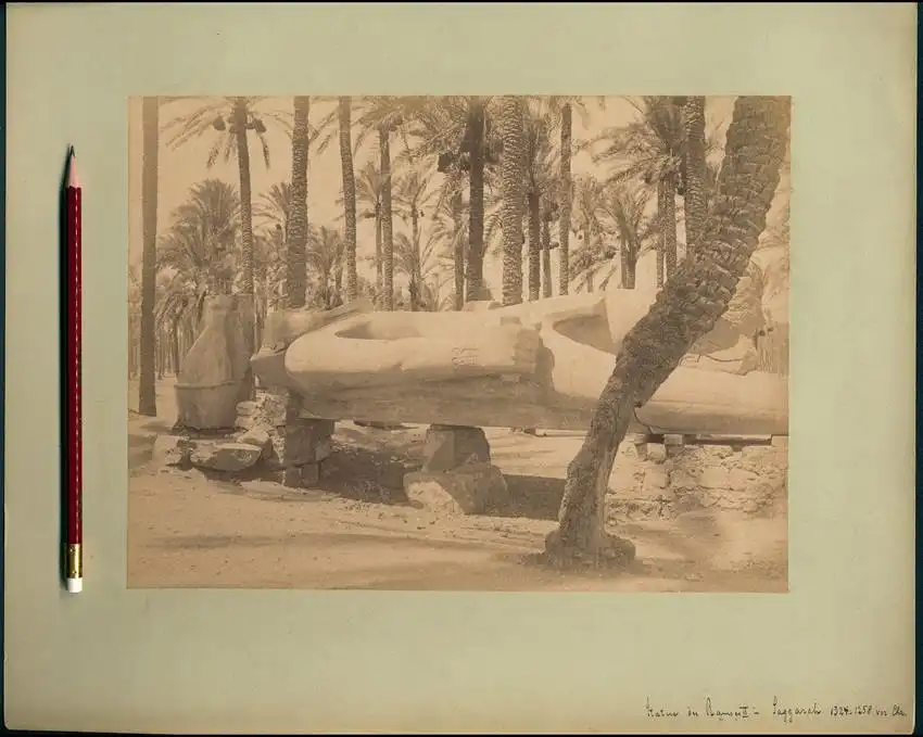 Fotografie unbekannter Fotograf, Ansicht Memphis / Ägypten, Granitkoloss - Statue von Pharao / König Ramses II. 0
