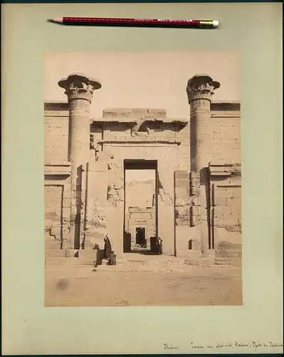 Fotografie unbekannter Fotograf, Ansicht Theben / Ägypten, Tempel von Medinet Habu, Pforte des Ptolemaeus