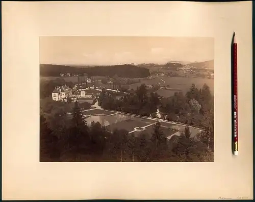 Fotografie unbekannter Fotograf, Ansicht Salzburg-Hellbrunn, Schloss Hellbrunn mit Wasserpaterrre & Schlosspark