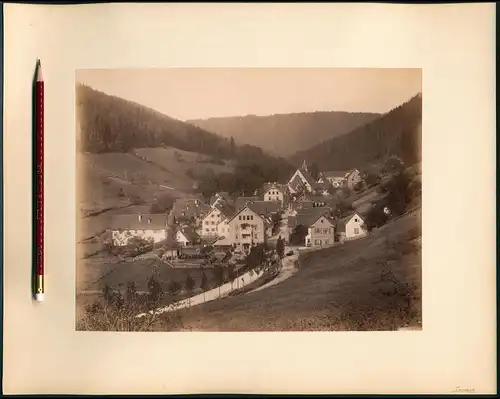 Fotografie unbekannter Fotograf, Ansicht Bad Teinach, Ortsansicht mit Gasthaus Kühler Brunnen & Kirche