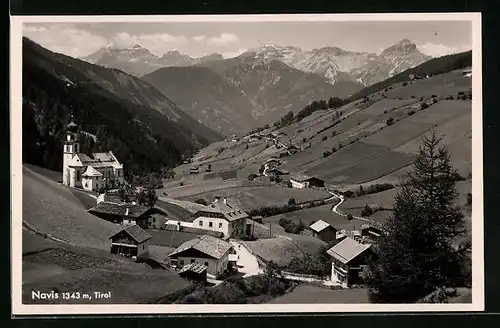 AK Navis /Tirol, Ortsansicht mit Kirche und Bergen