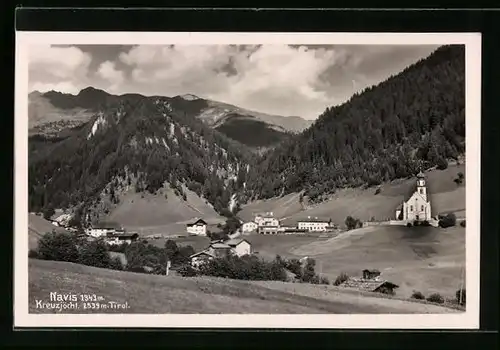 AK Navis /Tirol, Ortsansicht mit Kirche und Hügeln