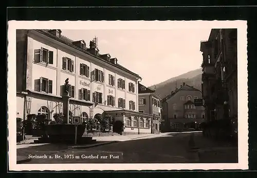 AK Steinach am Brenner, Gasthof zur Post, Strassenpartie mit Brunnen