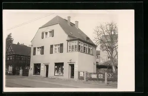 Foto-AK Dresden-Wachwitz, Häuser und Strasse Altwachwitz 5-7 mit Geschäft, ca. 1930