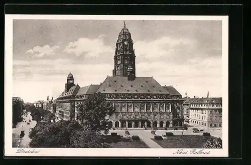 AK Dresden, Neues Rathaus mit Grünanlage