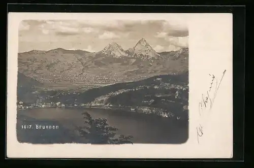 AK Brunnen, Ortsansicht mit See und Bergen