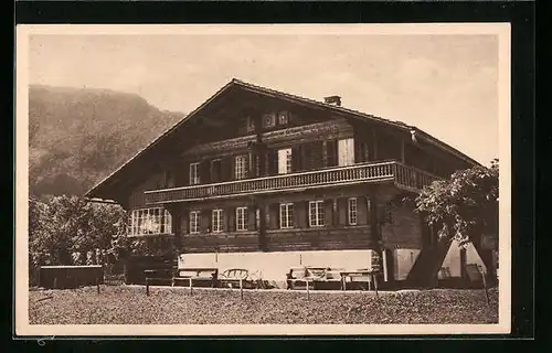 AK Gsteig, Schweizer Bauernhaus mit Bänken