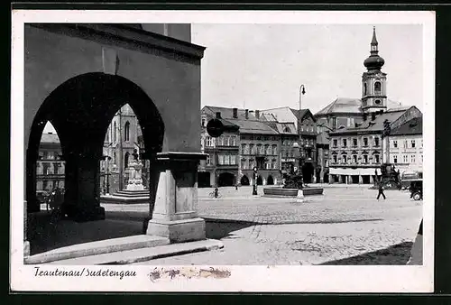 AK Trautenau / Trutnov, Marktplatz mit Brunnen und Kirche