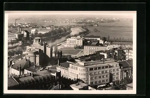 AK Königgrätz / Hradec Kralove, Ortsansicht aus der Vogelschau mit Elbe