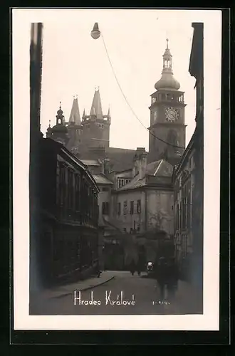 AK Königgrätz / Hradec Kralove, Ortspartie mit Kirche