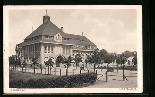 AK Siegburg, Kreishaus, Strassenpartie mit Bäumen