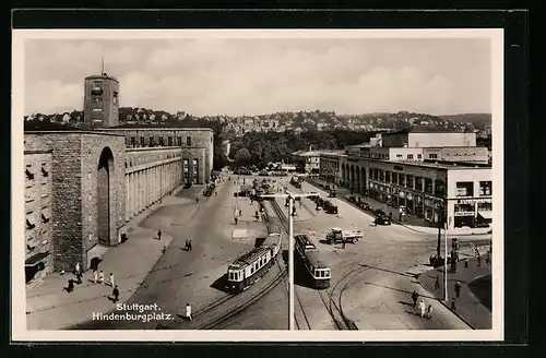 AK Stuttgart, Hauptbahnhof mit Hindenburgplatz und Strassenbahnen