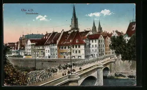 AK Ulm a. D., Donaubrücke mit marschierenden Soldaten