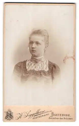 Fotografie H. Siggelkow, Buxtehude, Junge Frau mit Hochsteckfrisur