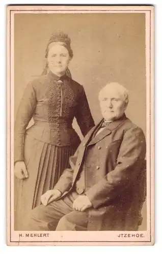 Fotografie H. Mehlert, Itzehoe, Breitestrasse 14, Betagtes Paar in Sonntagskleidung