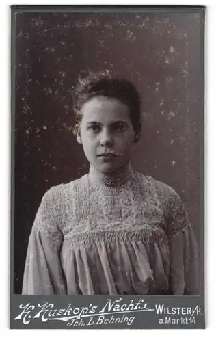 Fotografie K. Kuskop`s Nachf., Wilster i. H., Junge Frau im Rüschenkleid