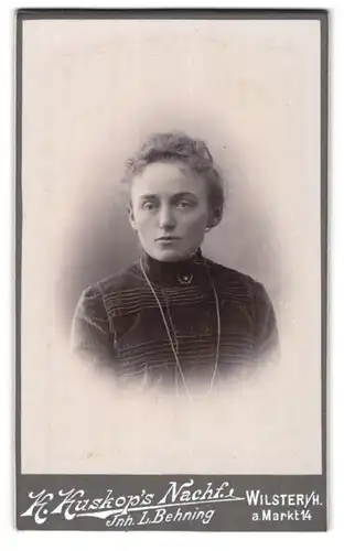 Fotografie K. Kuskop`s Nachf., Wilster i. H., Junge Frau mit Halskette