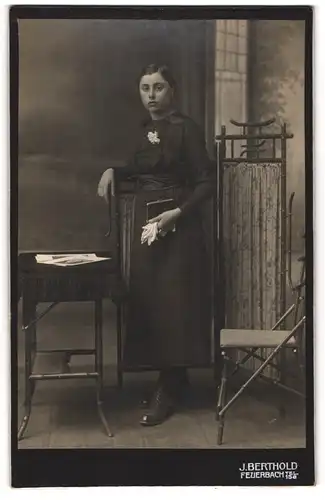 Fotografie J. Berhold, Feuerbach, Konfirmandin Martha Locher mit Gesangbuch, 1900