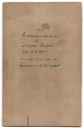 Fotografie J. Berhold, Feuerbach, Konfirmandin Martha Locher mit Gesangbuch, 1900