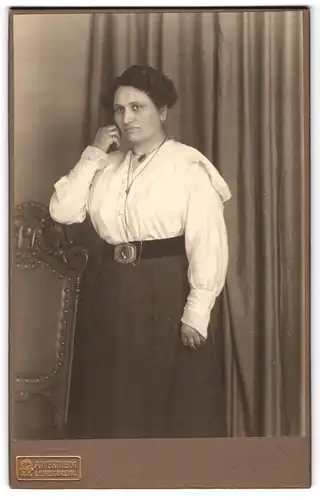 Fotografie A. Wertheim, Berlin, Leipzigerstrasse, Frau in weisser Bluse