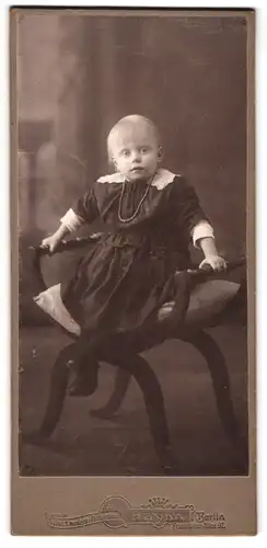 Fotografie Adolf Haynn, Berlin, Frankfurter-Allee 92, Kleinkind mit Perlenkette auf Hocker