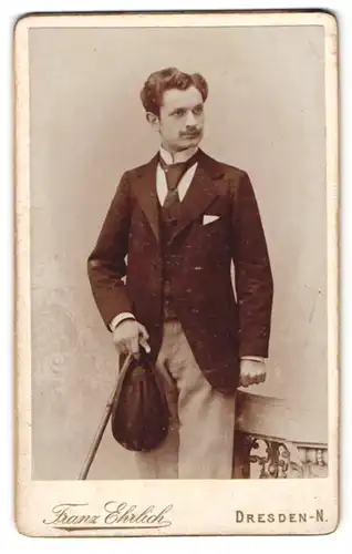 Fotografie Franz Ehrlich, Dresden-N., Königsbrücker-Str. 105, Junger Herr in Anzugjacke mit Krawatte