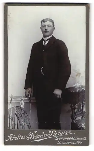 Fotografie Friedr. Thiele, Schönberg i. Mecklb., Siemzerstr. 195, Junger Herr im Anzug mit Krawatte