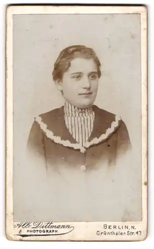 Fotografie Alb. Dittmann, Berlin-N., Grünthaler-Str. 47, Junge Dame in modischer Kleidung