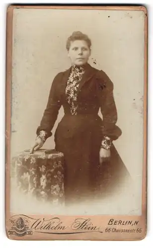 Fotografie Wilhelm Stein, Berlin-N., Chaussee-Str. 66, Junge Dame in modischer Kleidung