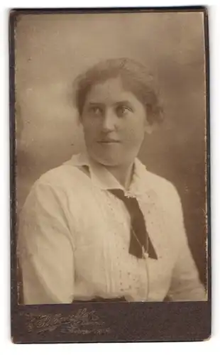Fotografie E. Silberschlag, Demmin, Junge Dame in hübscher Bluse mit Halskette