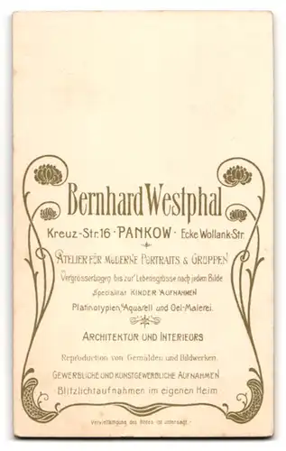 Fotografie Bernhard Westphal, Berlin-Pankow, Kreuzstr. 16 Ecke Wollankstr., Kleines Kind im Kleid mit Peitsche