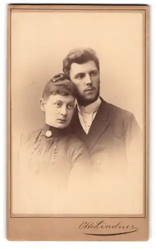 Fotografie Otto Lindner, Berlin-C., König-Str. 30, Junges Paar in zeitgenössischer Kleidung