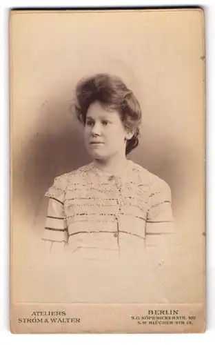 Fotografie Strom & Walter, Berlin-SO, Köpenicker-Str. 102, Junge Dame mit Spitzenkragen