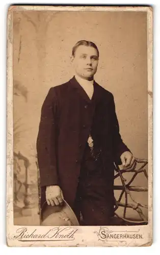 Fotografie Richard Knoth, Sangerhausen, Junger Herr im Anzug mit Krawatte