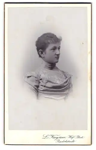 Fotografie L. Kaysser, Rudolstadt, Schwarzburgerstr. 39 a, Junge Dame mit hochgestecktem Haar