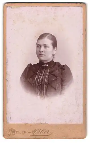 Fotografie Moritz Müller, Rochlitz, Obere Gärtnerstr., Junge Dame mit zurückgebundenem Haar