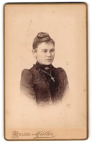 Fotografie M. Müller, Rochlitz, Junge Dame mit Kragenbrosche und Kreuzkette