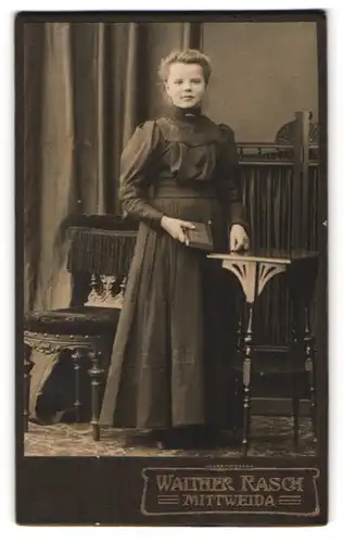 Fotografie Walther Rasch, Mittweida, Rochlitzerstr. 72, Junge Dame im Kleid mit Buch in der Hand