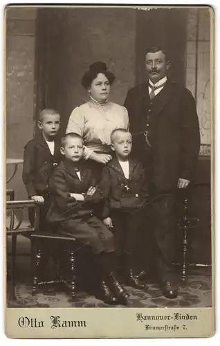 Fotografie Otto Kamm, Hannover-Linden, Limmerstr. 7, Bürgerliches Paar mit drei Söhnen