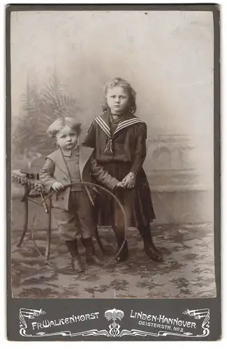 Fotografie Fr. Walkenhorst, Hannover-Linden, Deisterstr. 2, Kleiner Junge im Matrosenanzug mit Reifen und Mädchen