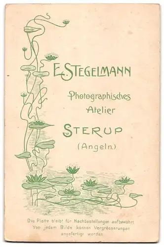 Fotografie E. Stegelmann, Sterup /Angeln, Bürgerliches Paar mit zwei Töchtern am Tisch