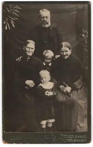 Fotografie Th. Liebert, Bremen, Fehrfeld 61, Ältere Dame und Ehepaaar mit zwei Kindern