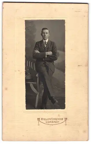Fotografie Atelier Stremme, Corbach, Junger Herr im Anzug mit verschränkten Armen