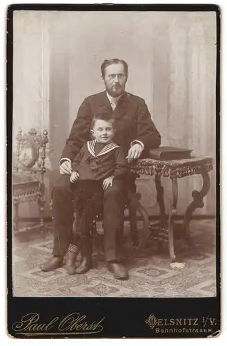 Fotografie Paul Oberst, Oelsnitz i /V., Bahnhofstr., Bürgerlicher Herr mit einem Jungen