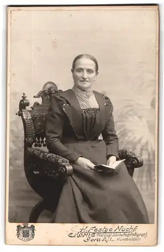 Fotografie H. Festge Nachf., Gera R. j. L., Humboldstr., Ältere Dame im Kleid mit einem Büchlein