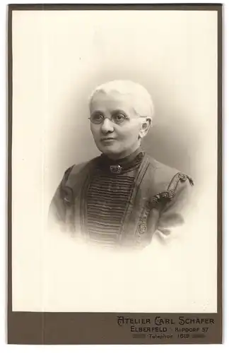 Fotografie Carl Schäfer, Elberfeld, Kipdorf 57, Ältere Dame mit Brille und Kragenbrosche