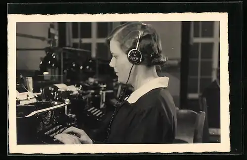 Foto-AK Junge Dame sitzt an der Schreibmaschine